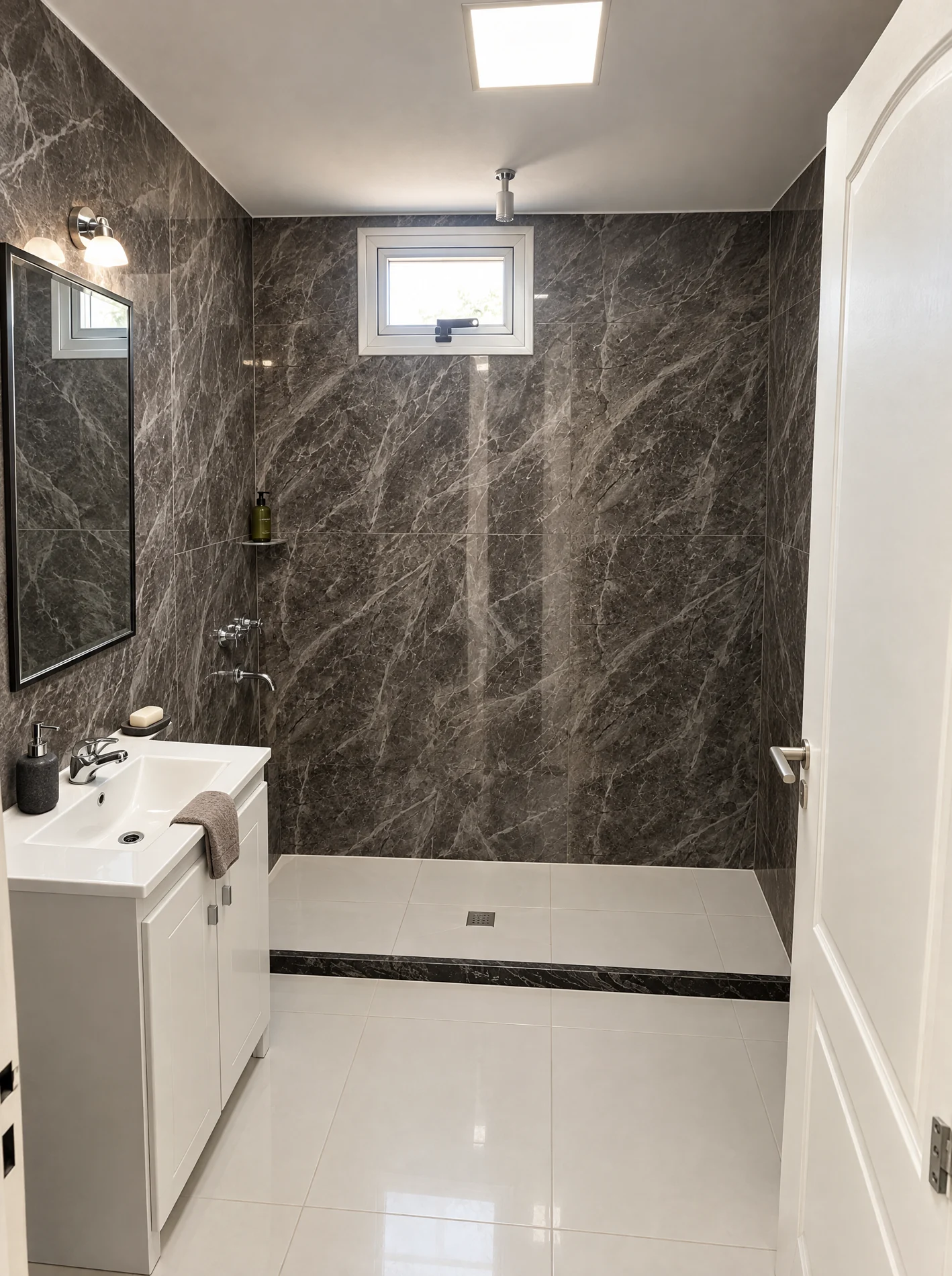 Baño en suite con revestimientos grises y ducha
