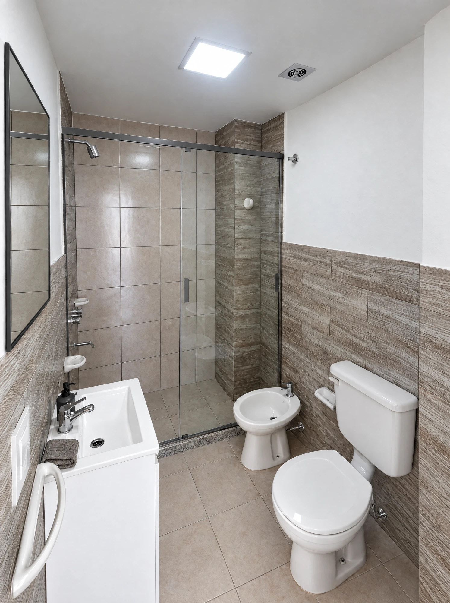 Baño con vanitory, inodoro, bidet y sector de ducha