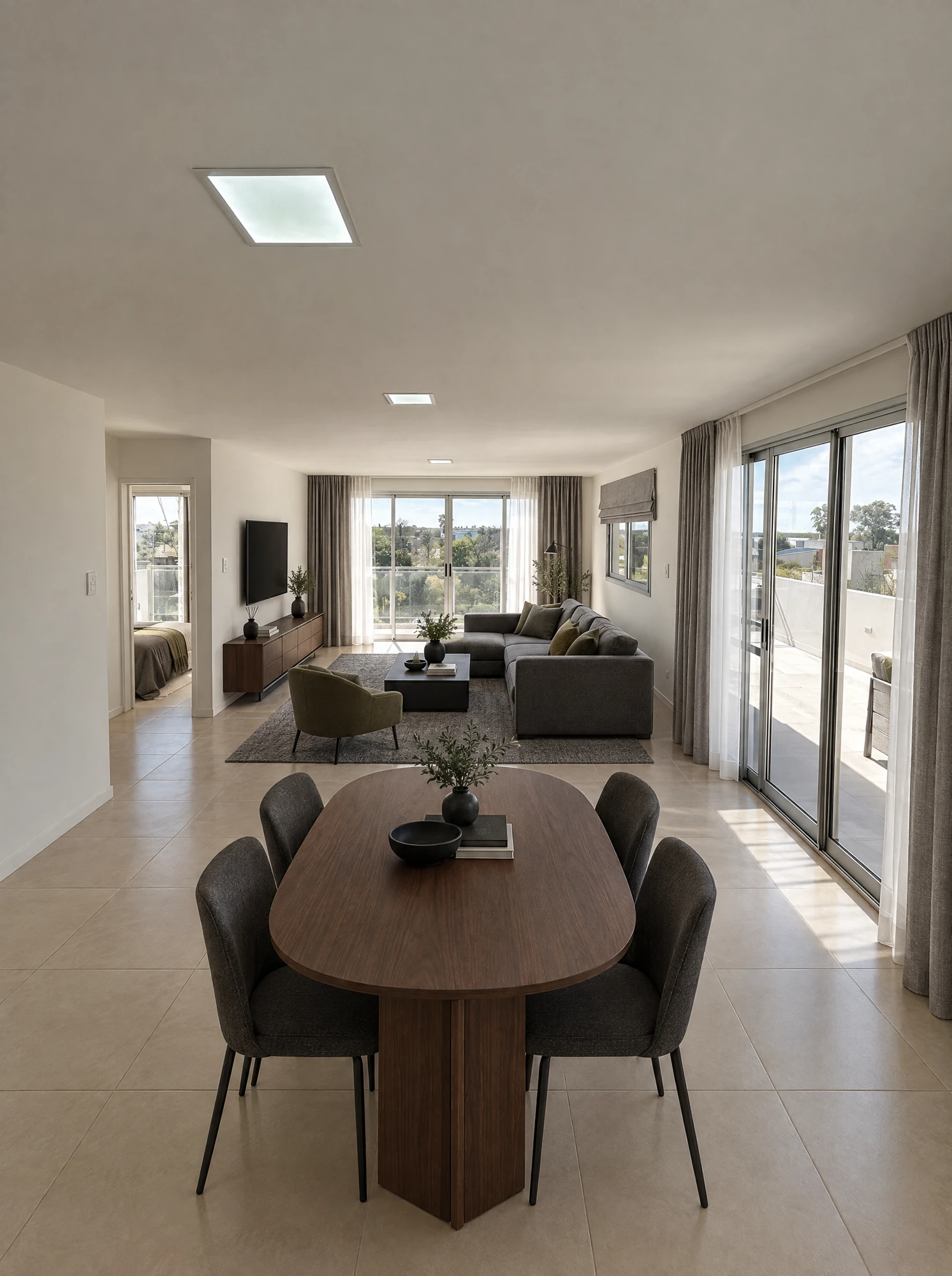 Comedor y living con amplios ventanales y salida al exterior